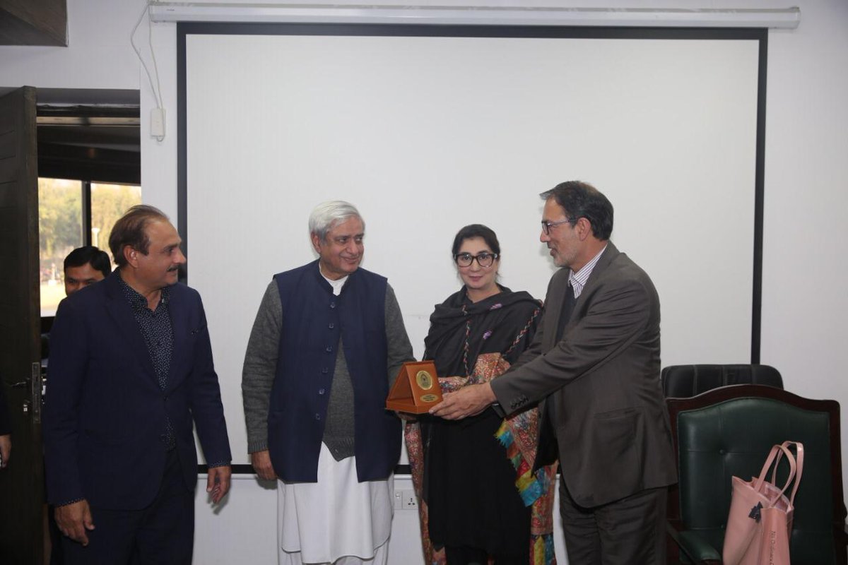 _KIIR_'s tweet photo. Altaf Hussain Wani Chairman KIIR during an event on #Kashmir at #Ripha University along with Syed Fakhar Imam Chairman Parliamentary Committee on Kashmir Affairs, Andleeb Abbas Parliamentary Secretary Noureen Farooq Abrahim MNA, Ms. Kishour Nahid MNA on Feb 07, 2020.
@sultan1913 https://t.co/tURjqH82Ze