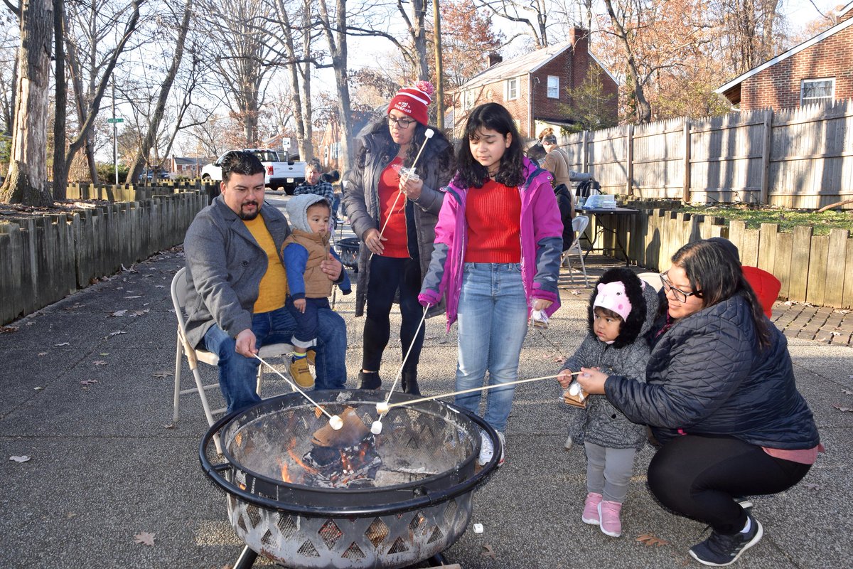MontgomeryParks's tweet photo. SATURDAY! Stop by S'mores and More at Burtonsville Local Park from 12 to 2 pm.
Warm up by our campfire and make a free s'more.
And, donate to our community food drive. @MannaFoodCenter accepts canned goods and nonperishable food items: https://t.co/rNZIN29CPy.
#PopUpParks https://t.co/VCI4i4IRCR