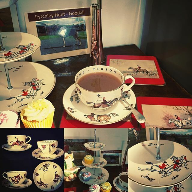 HawkHound1's tweet photo. Any one for a cuppa ? #timefortea #royalworcester #cakestand #cupcakes #pytchley #vintage #vintagechina #foxhunting #onelumportwo #yorkshiretea https://t.co/V1FIQ1me7g