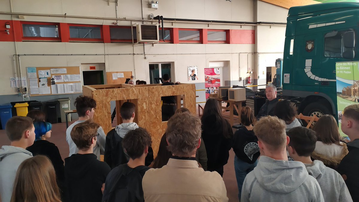 LPleyben's tweet photo. Le 4 février 2020, les équipes du lycée de Pleyben présentaient les métiers au collégiens des classes de troisième et de quatrième lors du forum de la formation professionnelle au lycée Paul Sérusier de Carhaix.
#orientation #pleyben https://t.co/ub0bjPc7dV