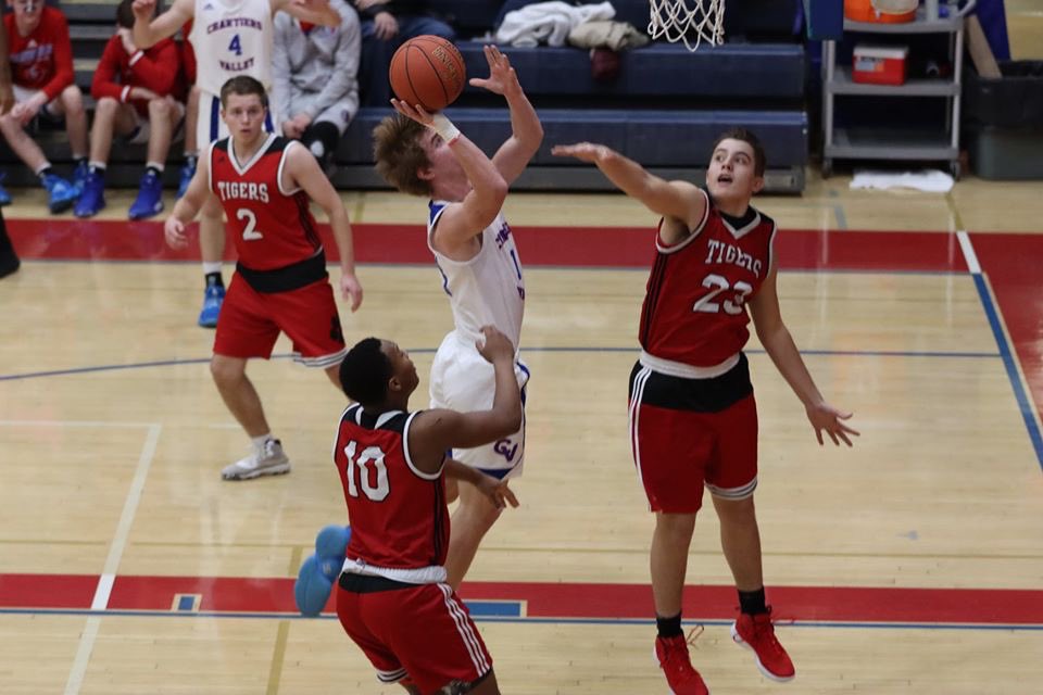 CoachSensor's tweet image. Game on! Last section game tonight at West A!!! Let’s finish section play strong! #strongertogether @KNUCKFEST @CVSDcolts