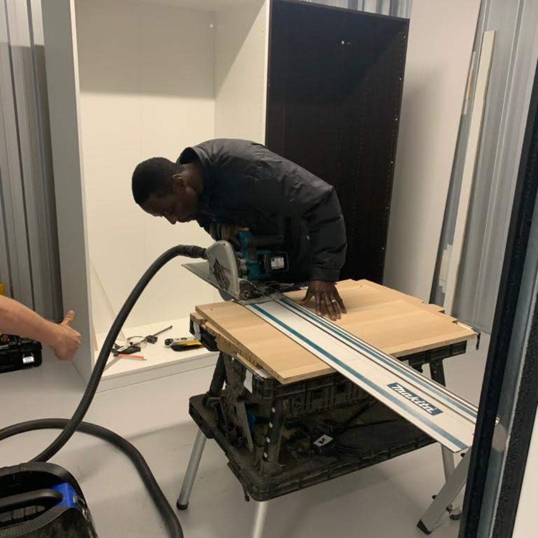 Unflatpack's tweet image. We are expanding...Our latest recruit Kofi getting the thumbs up from Denver during his fitted wardrobe training. Welcome to the team Kofi 👍

#IKEA #FittedWardrobes #London #SouthEast #Expansion