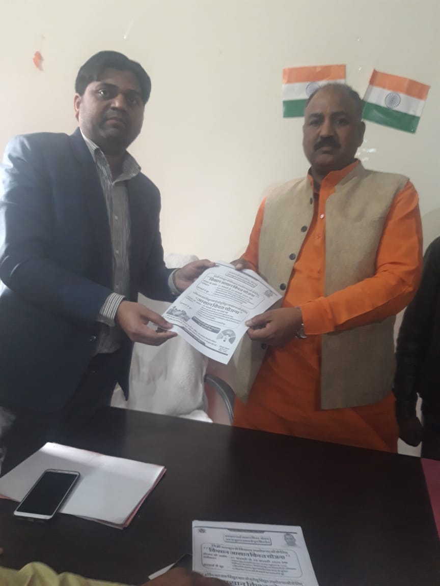 मंझनपुर कौशाम्बी के माननीय विधायक श्री लाल बहादुर जी को किसान आसान किस्त योजना / आसान किस्त योजना की जानकारी देते हुए बिजली विभाग के अधिशासी अभियंता विद्युत् वितरण खंड कौशाम्बी ।@ankushtofficial @ptshrikant #1912PUVVNL07022020 https://t.co/TejfGPupE0