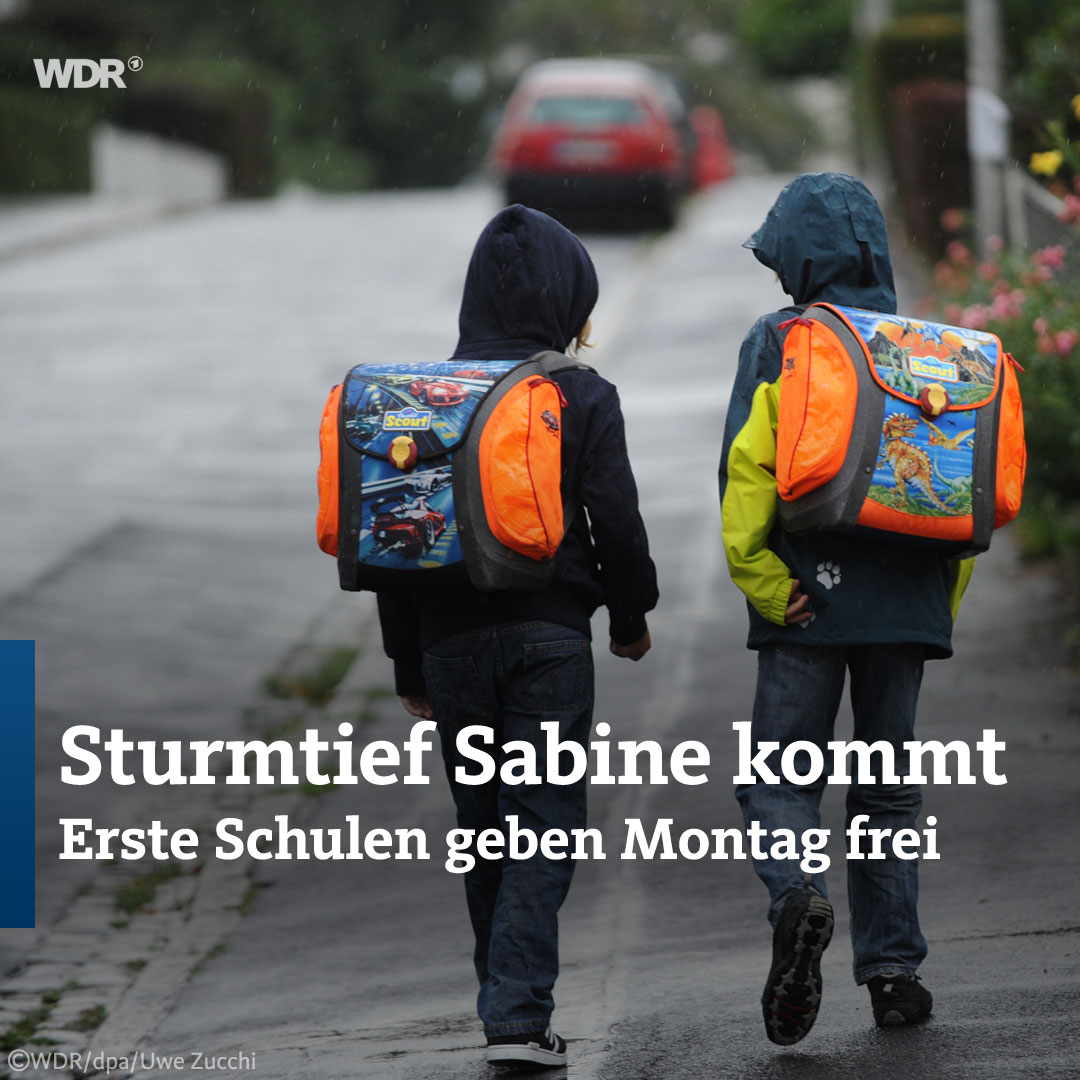 Zwei Schulkinder in Regenjacken