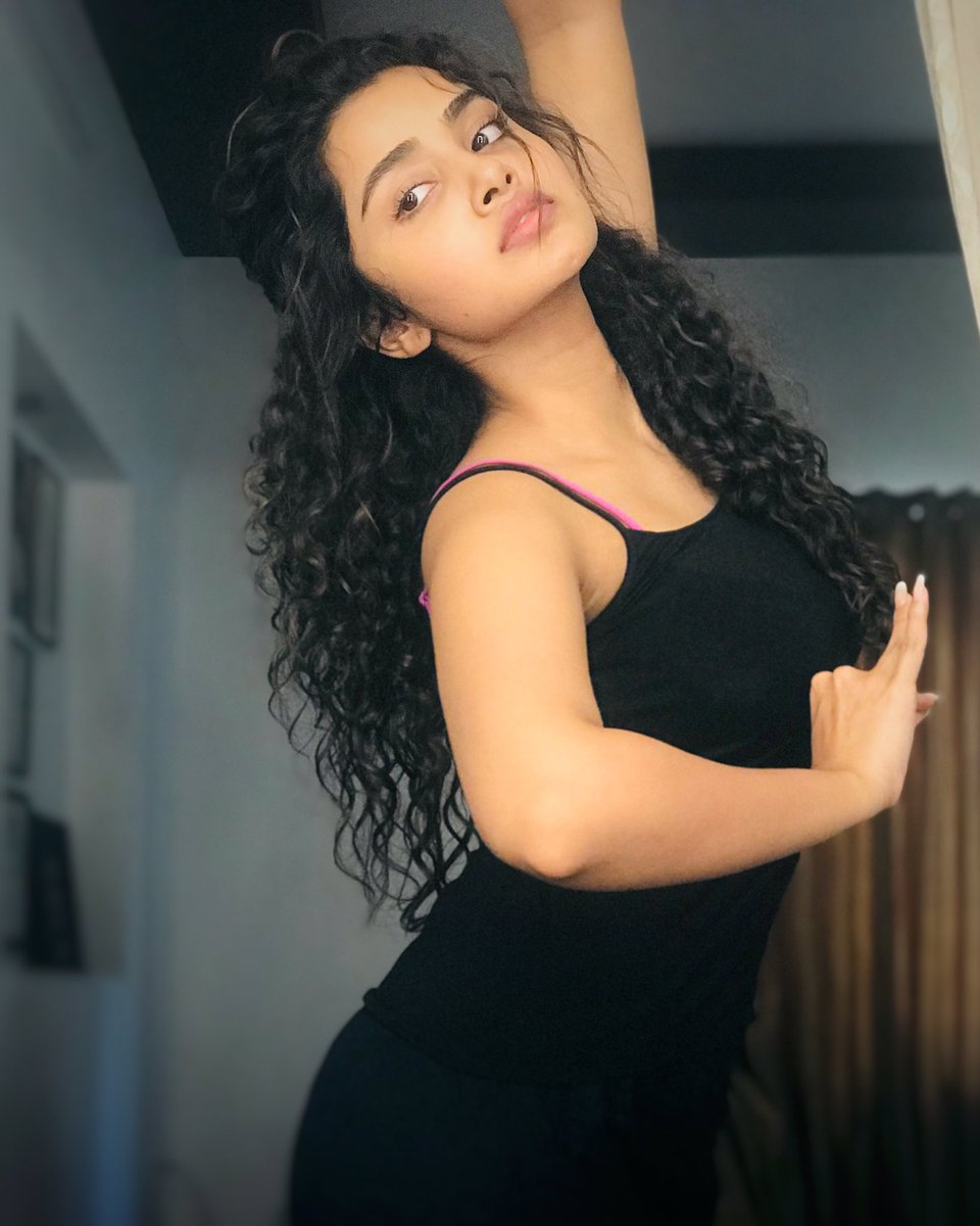 VijayTarak3's tweet photo. #HAPPYROSEDAY my dear 

@anupamahere 

LIKE ♥️ --- #BlockRose
  Vs 
RT 🔄 ------ #RedRose 🌹🌹 https://t.co/4XXscZUm7F