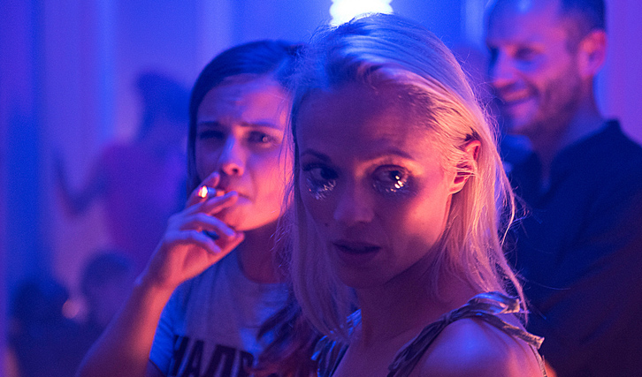 FILMDIENST's tweet photo. Eine reduzierte Abfolge zugespitzter Episoden voll trockenen Humors zeichnet den Film #AxolotlOverkill aus, für den #HeleneHegemann ihren eigenen Roman adaptierte. Heute um 22.00 auf @3sat unser #TVTipp: 
https://t.co/4KTcVpsYV4 https://t.co/ixVYnqhzVe