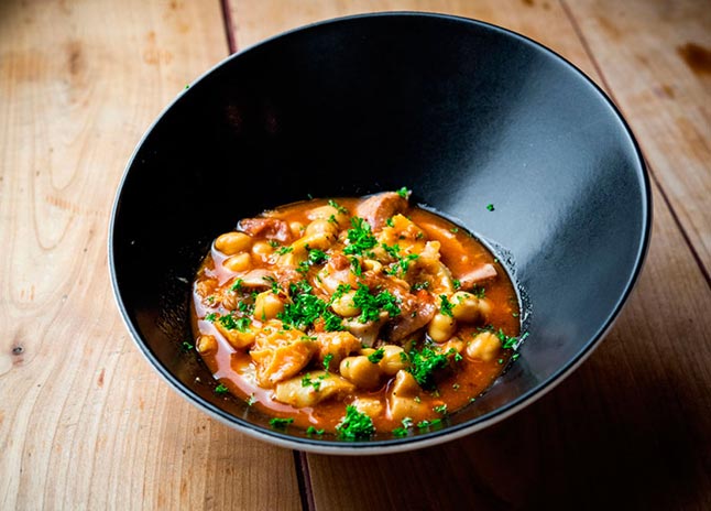 sabormadrid's tweet photo. El 10 de febrero es el Día Mundial de las Legumbres 😋🍲 así que nos vamos de ruta para disfrutar de las lentejas, los garbanzos, las alubias… servidas en puchero, en ensalada, en puré, viudas, acompañadas… ➡️ https://t.co/JVvjIBBW5W #sabormadrid #diamundialdelaslegumbres https://t.co/SBMwFgDBoF