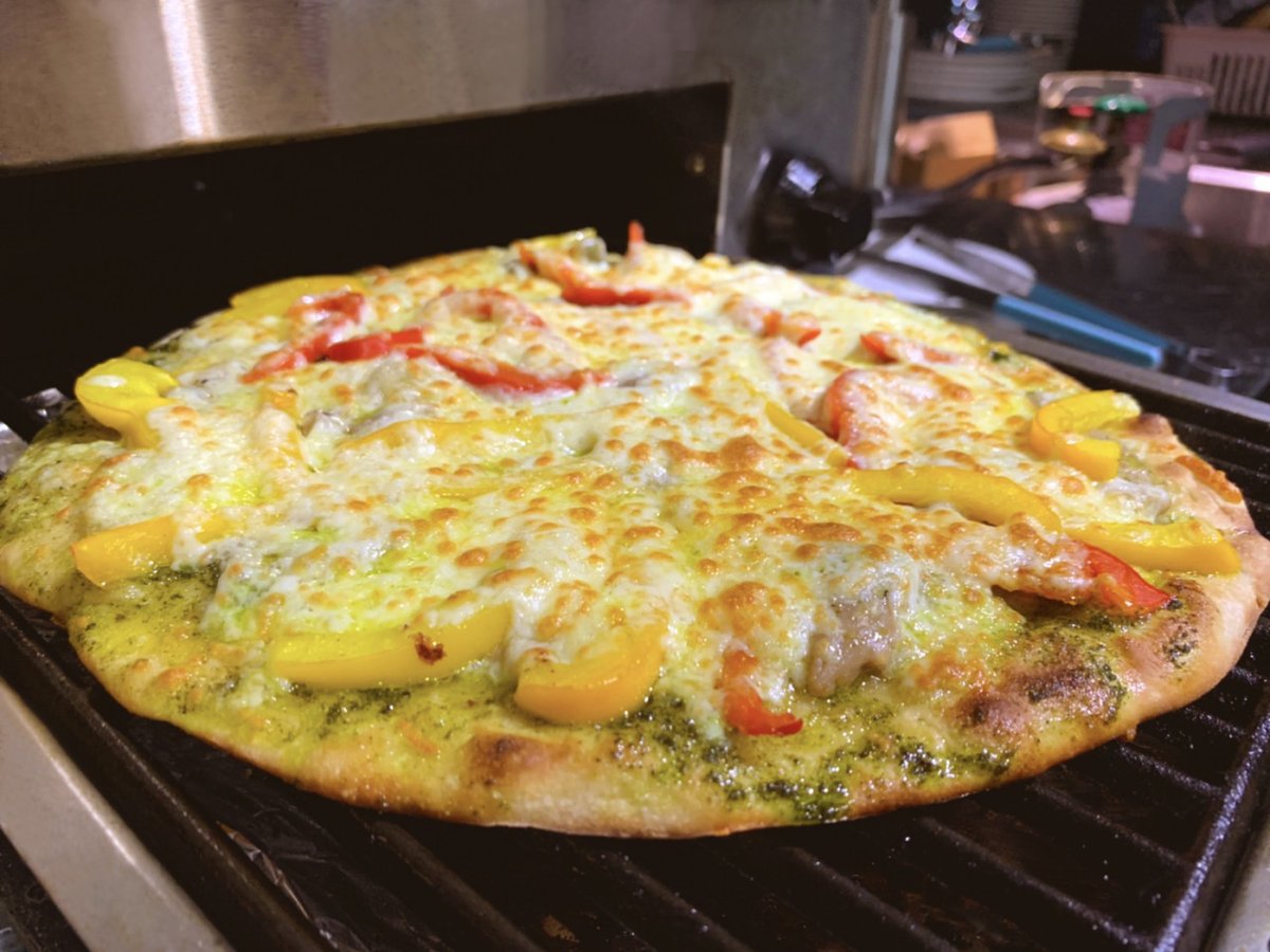 OvenPlus_Grill's tweet image. Are you hungry? Make an easy pizza in 1-2-3 🍕

It only takes 4 minutes to bake 1 yummy pizza with OvenPlus!

#AllinOneKitchen #PizzaOven #Grill #Stove