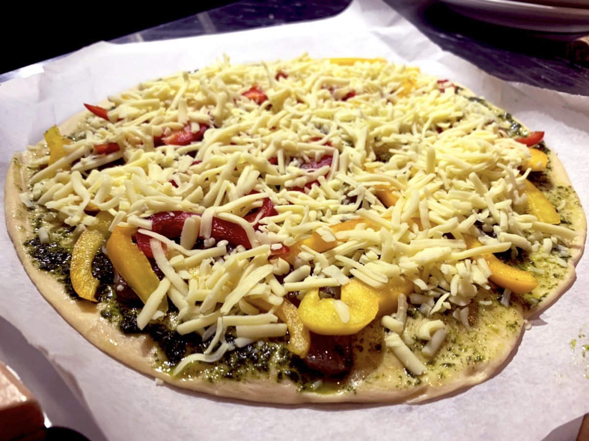 OvenPlus_Grill's tweet image. Are you hungry? Make an easy pizza in 1-2-3 🍕

It only takes 4 minutes to bake 1 yummy pizza with OvenPlus!

#AllinOneKitchen #PizzaOven #Grill #Stove