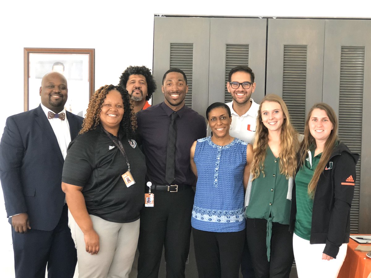 UM_SADV's tweet photo. Major S/O to our Assist Director @__ItsAlexander as he was the featured speaker for the 3rd annual Empowered to be Firstππ½ Thx Office of Academic Enhancement for hosting us! #rolemodel #campuspartners https://t.co/kHxZRgvM1b