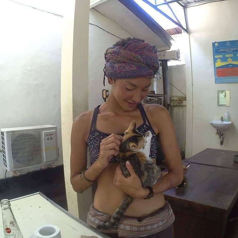 NadineParolin's tweet photo. From hippie traveler to crypto speculations.This photo was taken 2 years ago in Bali. It was taken after I had shaved my over the breast long hair in order to symbolize a new beginning. It was when I changed into a world traveler and backpacker at heart.
#travel #transformation https://t.co/ZQe3Ukpdso