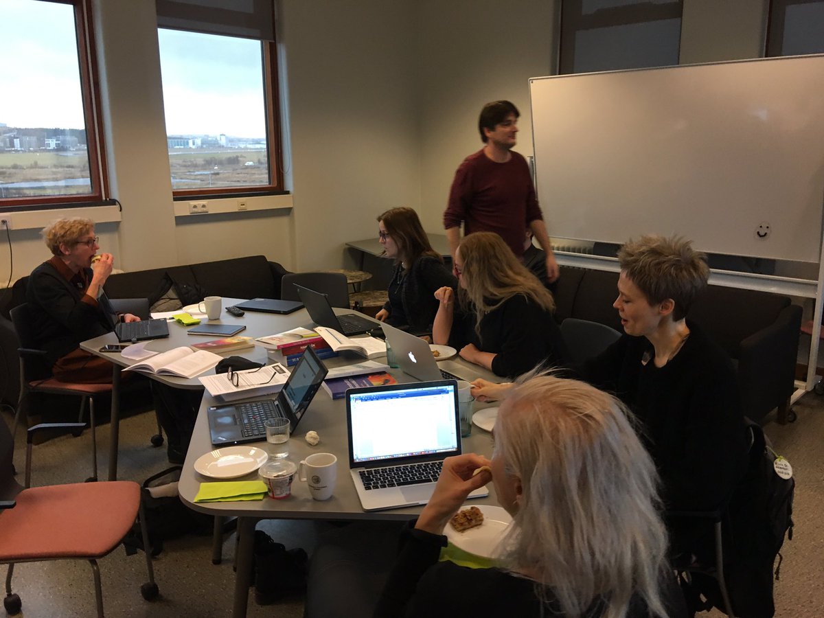 Fyrrverandi nemandi, Stefanía Bade, í háskólakennslufræðinámskeiðinu #KEN004 Kennsluþróun og starfendarannsóknir kom í #Setberg og sagði núverandi nemendum frá sínu rannsóknarverkefni í námskeiðinu.