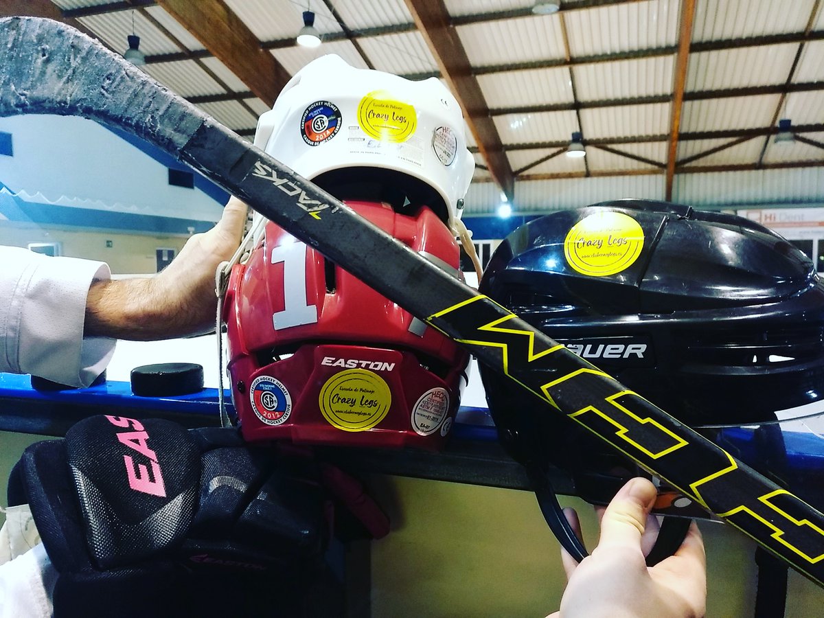 ClubCrazyLegs's tweet photo. Tenenos nuevas pegatinas del club! 😛
Y los chicos de Hockey Hielo en @ClubdeHielo #Benalmádena no han dudado en usarlas para los cascos 😜😜
¿Quieres una? ¡Pídela en clase! 🙂
Colócala donde más te guste, saca una foto y menciónanos o etiquétanos 👍
#ClubCrazyLegs #patinaje https://t.co/5QNVxDksoU