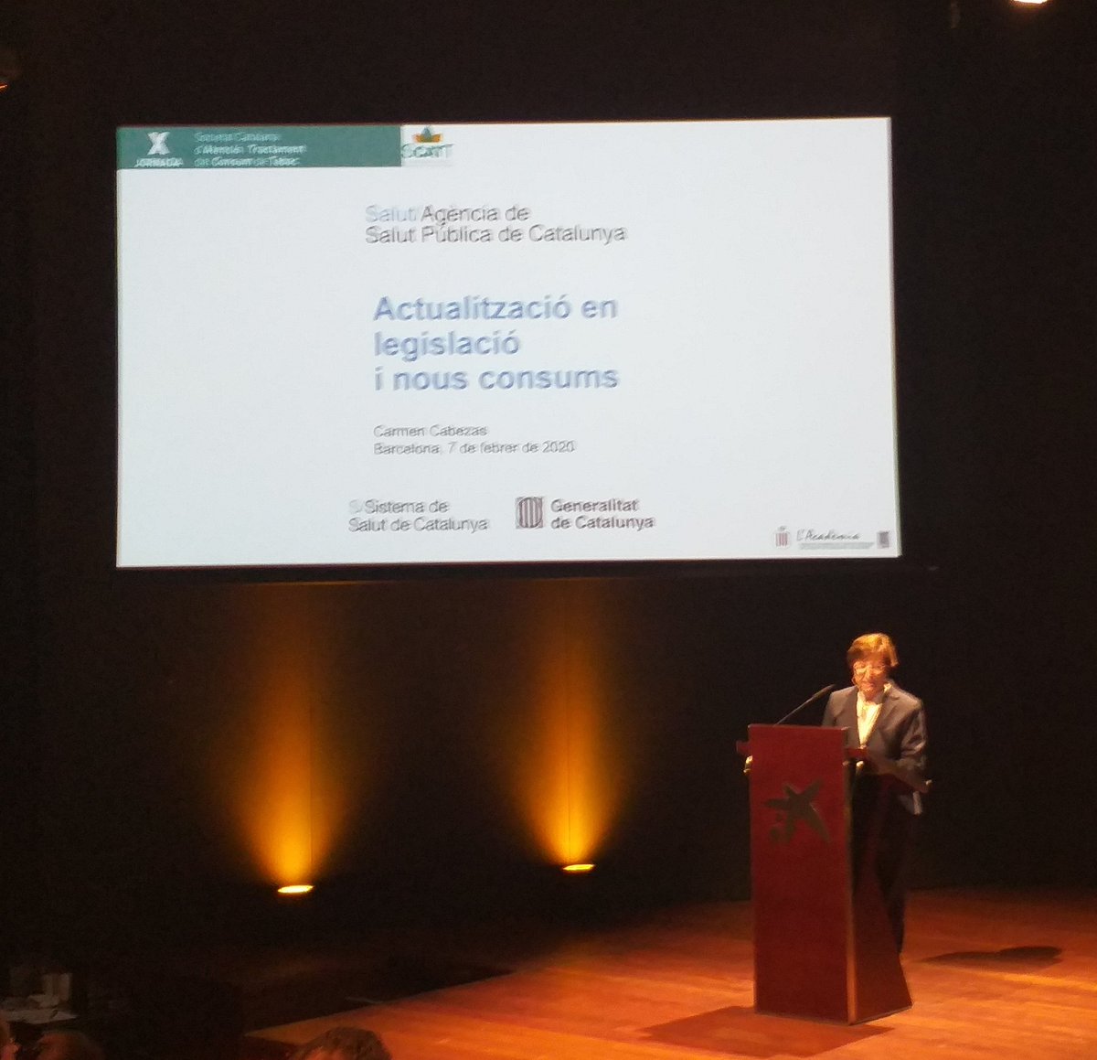 Cornejovalle's tweet photo. @CarmenCabezas10 de Agencus de Salud Pública de @gencat expone en X Jornada @scattsocietat . Actualizació en legislació y nous consums. #tabaco . #SCATT #SCATT2020 https://t.co/Z5UE5G9CHq