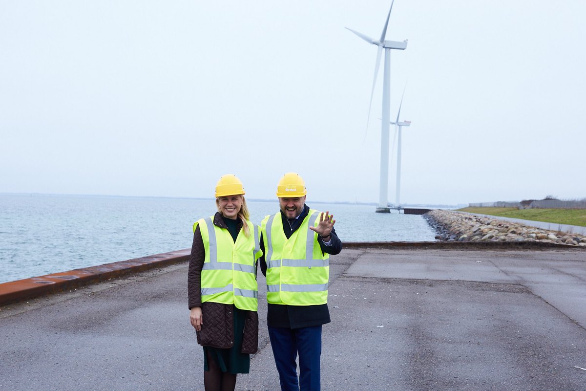 Brightening up the gray day with minister Dan Jørgensen. We discussed EU’s climate ambition, scaling up off-shore wind energy and the potential of Power-to-X technologies. It was a pleasure to talk to a like-minded minister about both opportunities and challenges. #EUGreenDeal