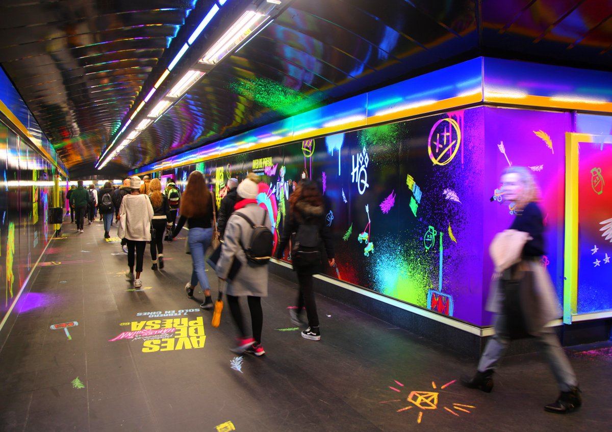 metro_madrid's tweet photo. 📽️😱 La estación de Callao vestida para el estreno de #AvesDePresa https://t.co/tVeUcxkM97