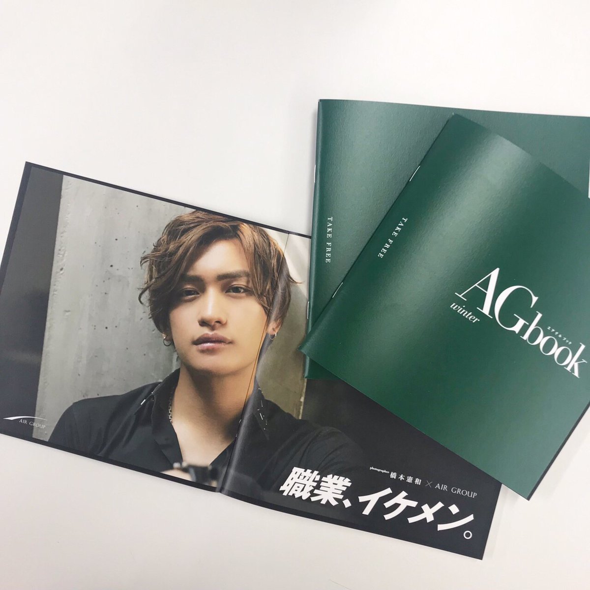 Club_ALLBLACK's tweet photo. エアグルブック最新刊できました\(^o^)/
AIRGROUP各店舗にて無料配布中♪
#AIRGROUP #ALLBLACK #フリーペーパー #AGbook #無料 #配布 #桜木ハル #イケメン https://t.co/isNOCgpdhp