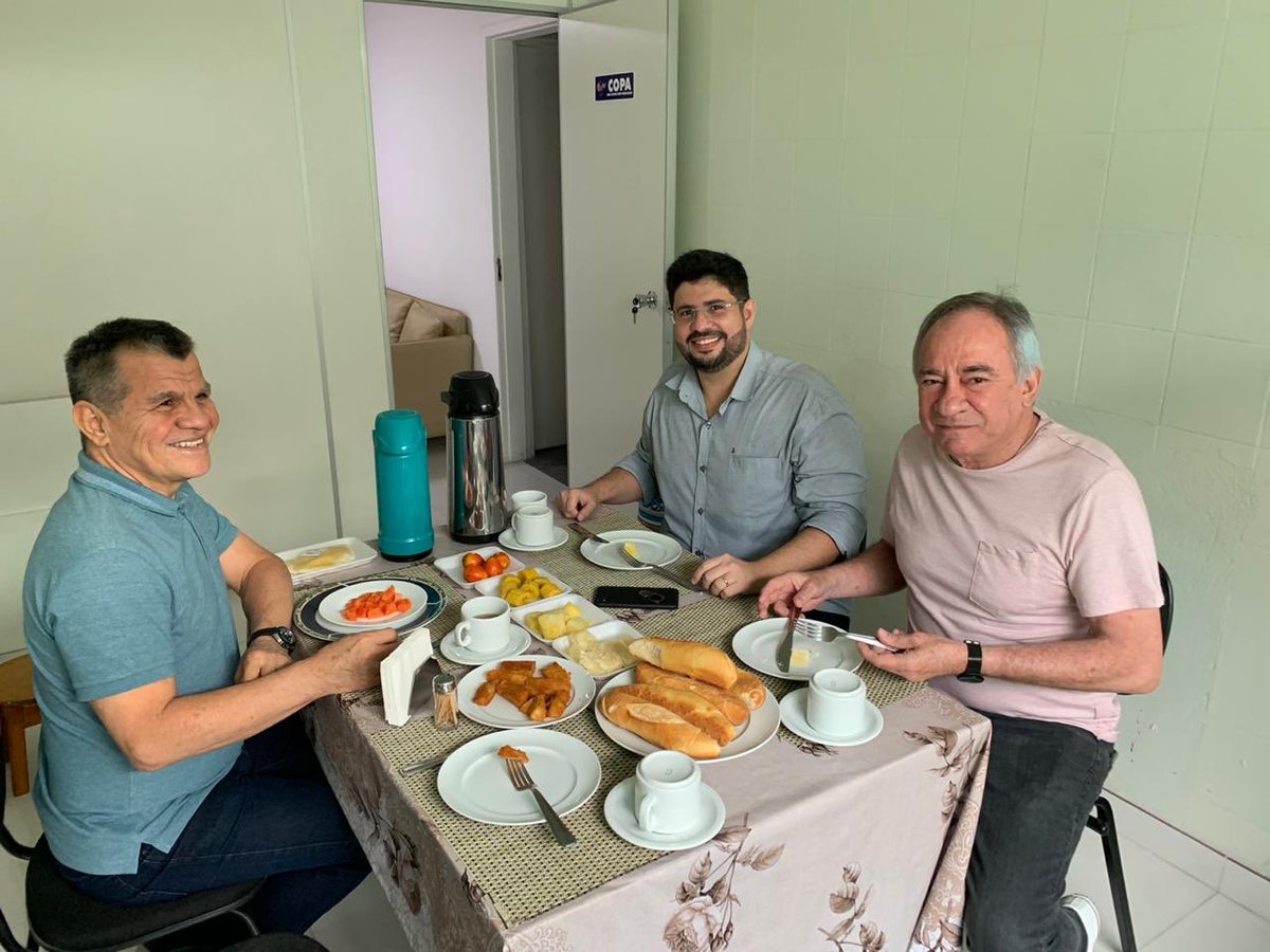 boscosaraiva's tweet photo. Café com os amigos @hissa_abrahao e delegado Chicre Neto. para conversar sobre as demandas do nosso querido Amazonas!
.
.
.
#AmazonasNoCongresso #Amazonas #Manaus #politica #HissaAbrahão #café #bomdia #BoscoSaraiva #DeputadoFederal https://t.co/7bOmgfUo0T