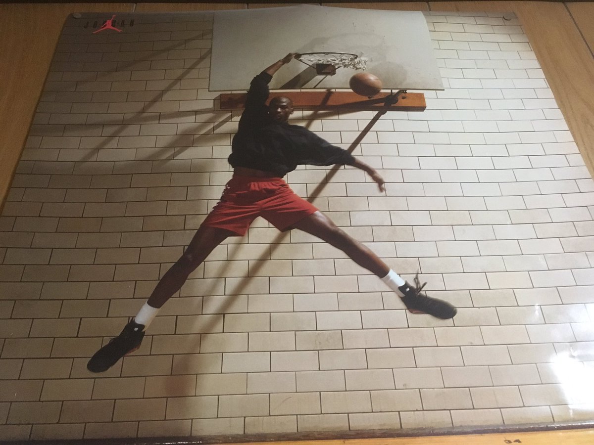 K3n Sur Twitter 中学生の時に買ったnikeのポスター いつ見てもジョーダンのダンクコンテストのこの写真は意味分からん フリースローラインから飛ぶとか人間のバネじゃねぇww ここまでくるとアートですわ そろそろ額に入れて飾らねば