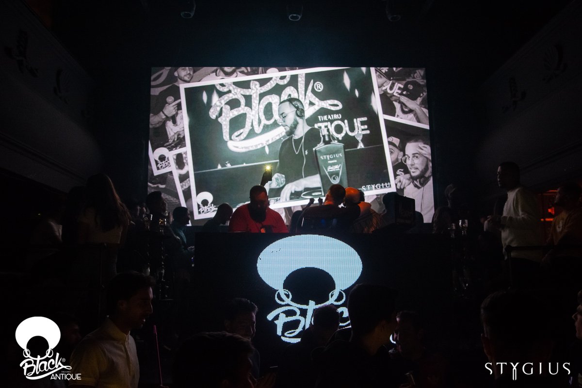 StygiusFluid's tweet photo. Por si te perdiste la la última #BlackParty en @AntiqueTheatro, te dejamos unas fotos para que veas el fiestón que nos montamos por el cumple de @djnexxa y #NandySpeaker. 🎉🎊

#BenditoMomento💙 https://t.co/HPv6aNgjzp