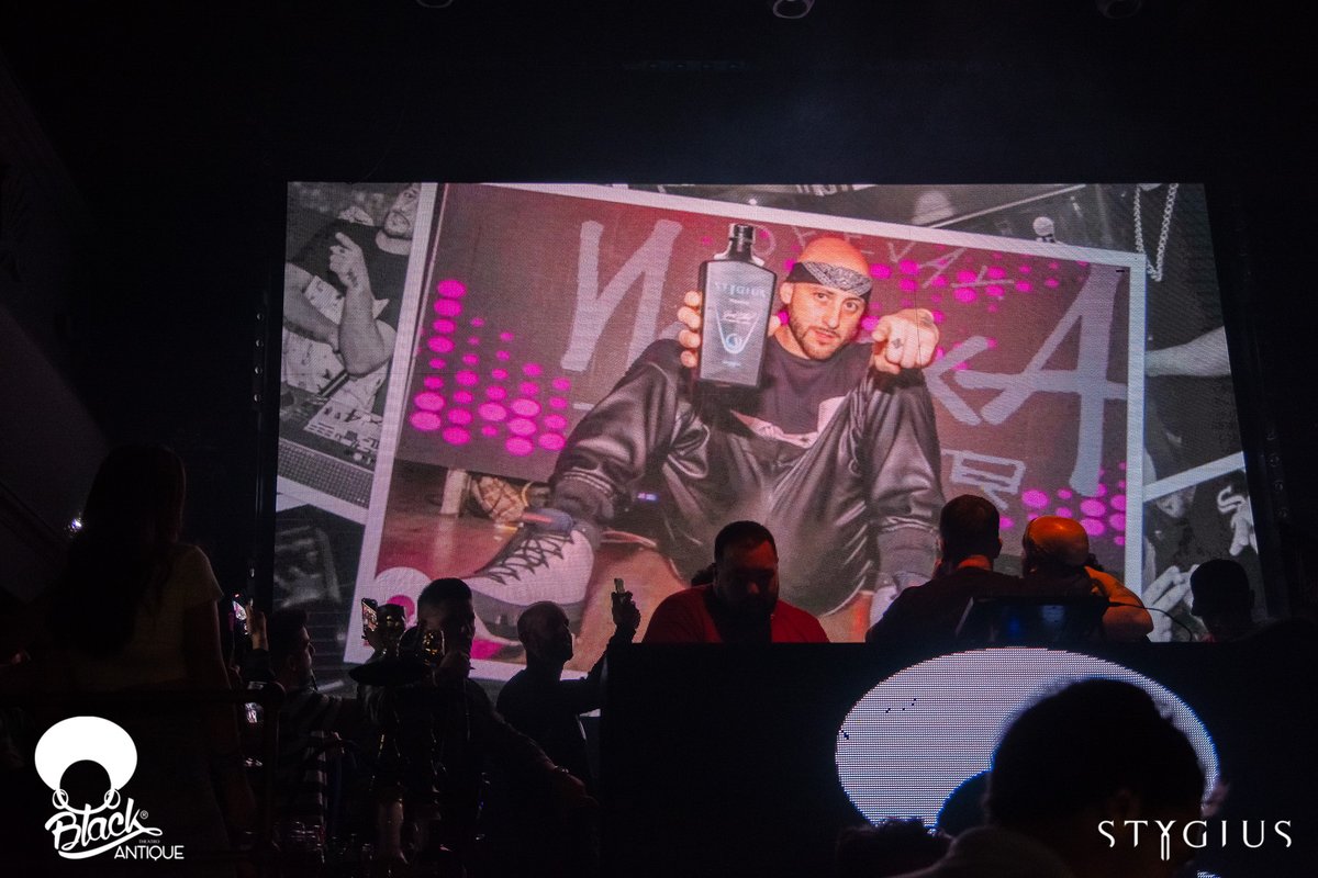 StygiusFluid's tweet photo. Por si te perdiste la la última #BlackParty en @AntiqueTheatro, te dejamos unas fotos para que veas el fiestón que nos montamos por el cumple de @djnexxa y #NandySpeaker. 🎉🎊

#BenditoMomento💙 https://t.co/HPv6aNgjzp