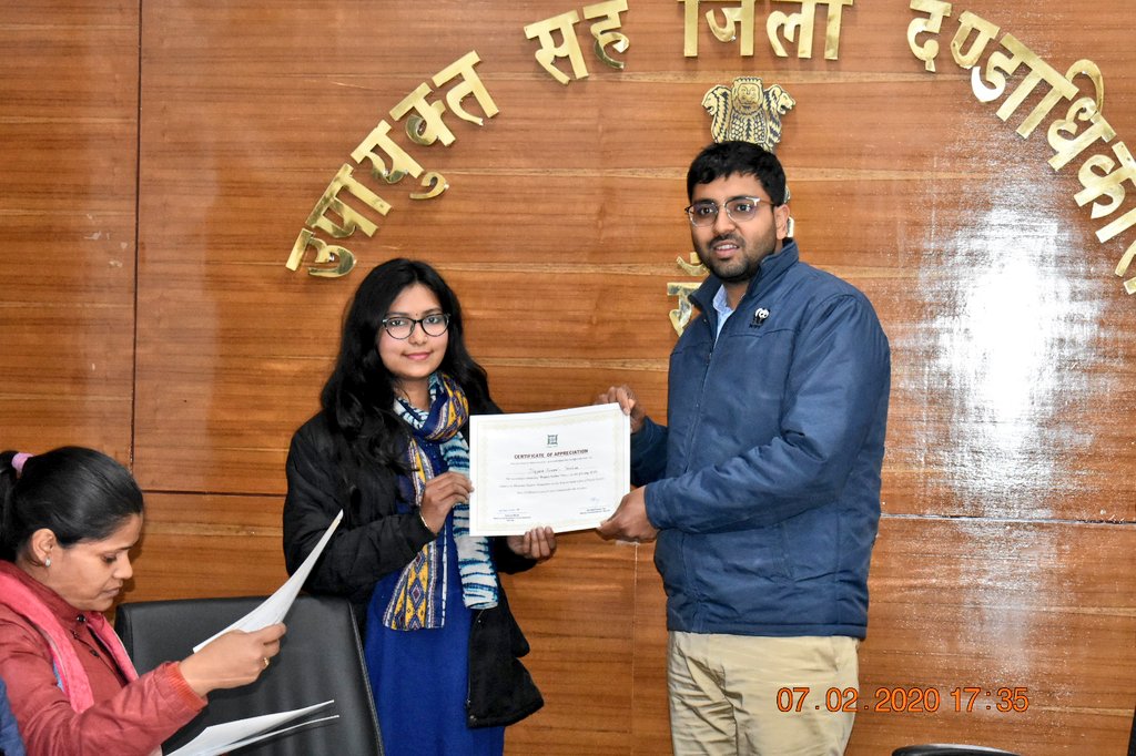 DC_Ranchi's tweet photo. 16 Master Trainers & Trainers were felicitated for successfully conducting Phase 2 of #ProjectPavitra- (An awareness session on #MenstrualHygieneManagement) across 44 government schools of #Ranchi.
A total of 15,000 girls have been trained so far under this initiative. https://t.co/WnibqhnCzD