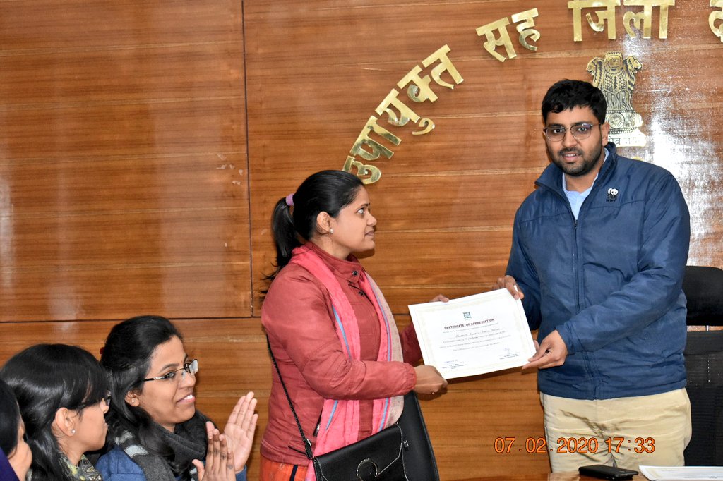 DC_Ranchi's tweet photo. 16 Master Trainers & Trainers were felicitated for successfully conducting Phase 2 of #ProjectPavitra- (An awareness session on #MenstrualHygieneManagement) across 44 government schools of #Ranchi.
A total of 15,000 girls have been trained so far under this initiative. https://t.co/WnibqhnCzD