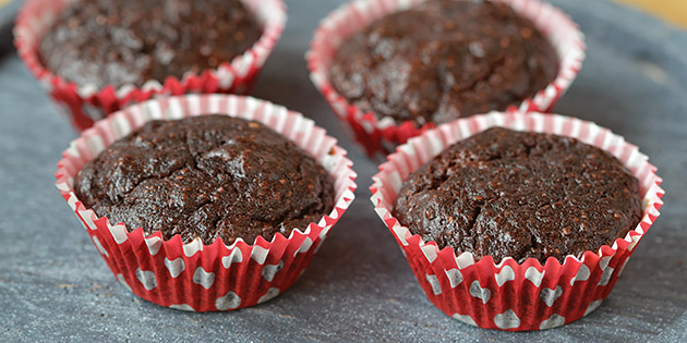 Webopskrifter's tweet photo. Mine smagsløg vil næsten ikke tro på, at de her svampede og søde chokolademuffins er sundere end den traditionelle. Men det er de altså! #sundesager https://t.co/exrKFsHYSh https://t.co/rN7gP9ch4L