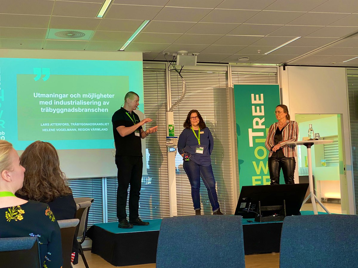 Lars Attefors och <a href="/Trabyggnads/">Träbyggnadskansliet</a> på plats på #Tree2Tower2020 i Karlstad dag 2. I dag pratar vi utmaningar och möjligheter med industrialisering av träbyggnadsbranschen: ”Privata sektorn har legat steget före, nu är det dags för akademin och det offentliga att hänga med” #TBR #T2T