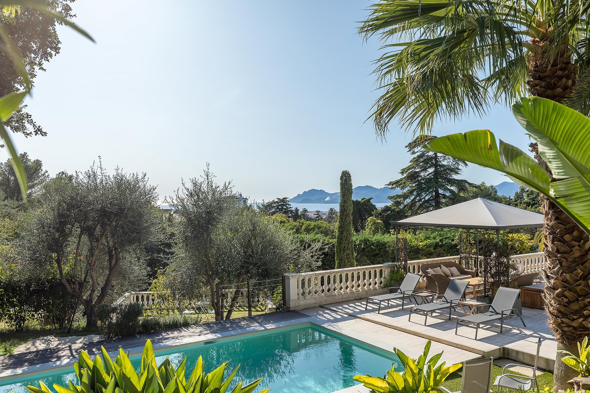_UniqueLiving_'s tweet photo. High level refurb #villarental in #cannes fit for #moviestar Additional space converted for #entourage &amp; increase #rentalreturn >https://t.co/7HhN7UFTFl Positives &amp; negatives DM #uniqueliving to get full picture #oscars #cannesfilmfestival #mipim #luxuryrental #propertyfinder https://t.co/WJaxSxyWiq