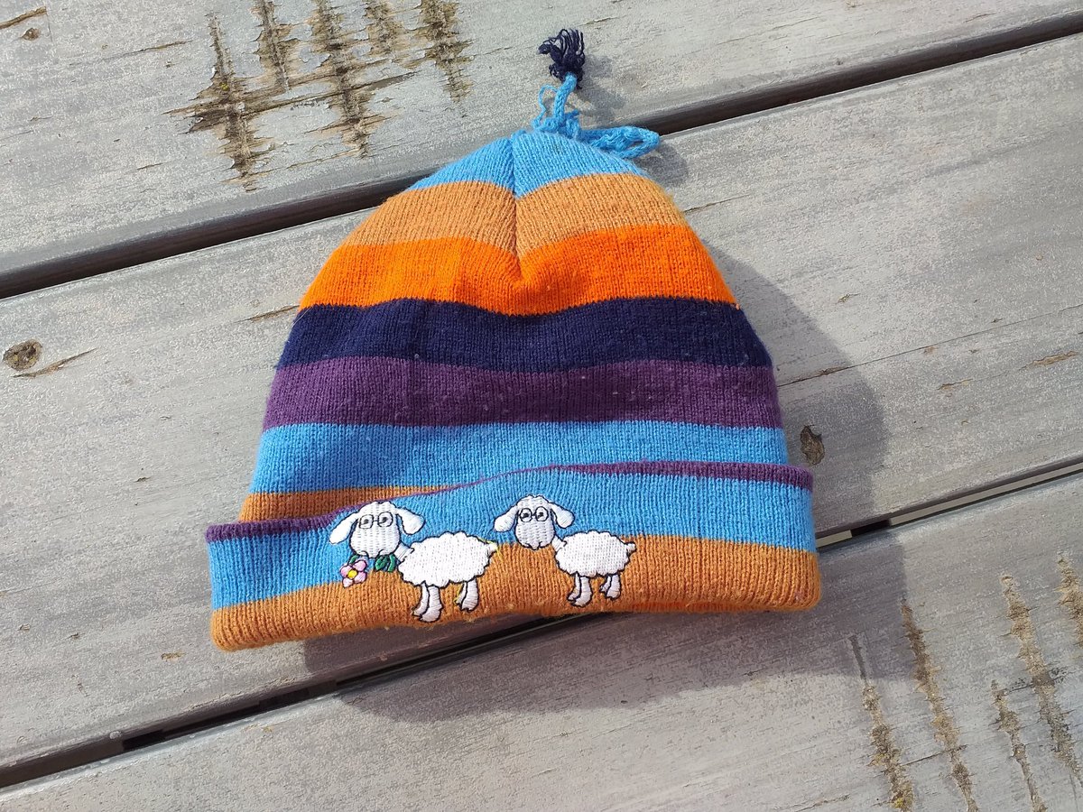 Avui 7 de febrer de 2020 s'ha trobat un gorro de nen entre Mas Lladó i Lluçà terme municipal de #Santpedor si algú el troba a faltar que contacti oficina objectes perduts 😉 Salut!