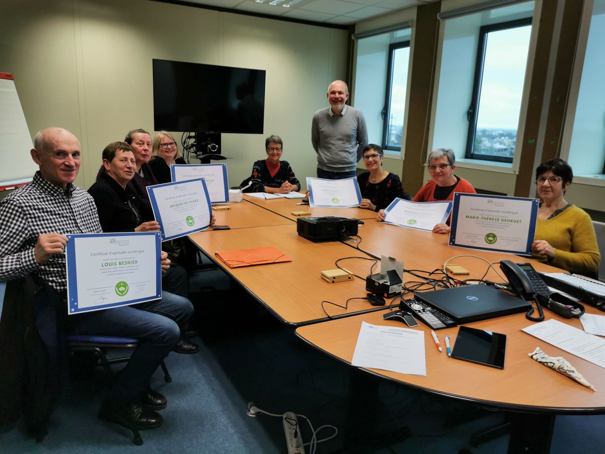 MonLaval's tweet photo. Remise des diplômes du 1er cycle d'ateliers Tablettes sur #LAVAL.
Bientôt d'autres ateliers en #Mayenne vont suivre avec #monassistantnumerique, la #MSA et l' #ASEPT 
#inclusionnumerique https://t.co/BqUT4eZkDD