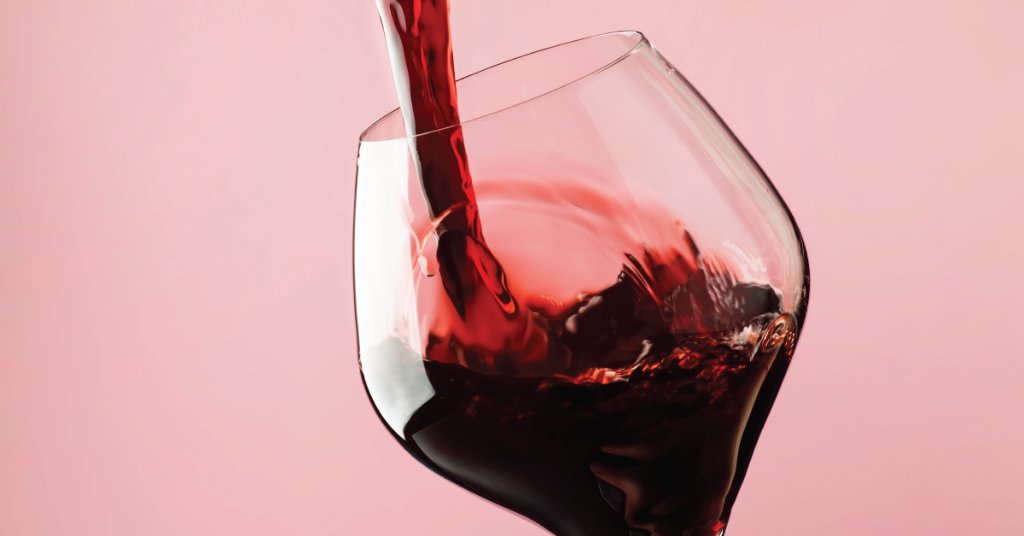WebMD's tweet photo. While many published reports and research have looked at the cancer risks of both cigarettes and alcohol, this is the first paper to compare them head-to-head: https://t.co/l3gmPKrhUz https://t.co/Ch6Vs8TR1j