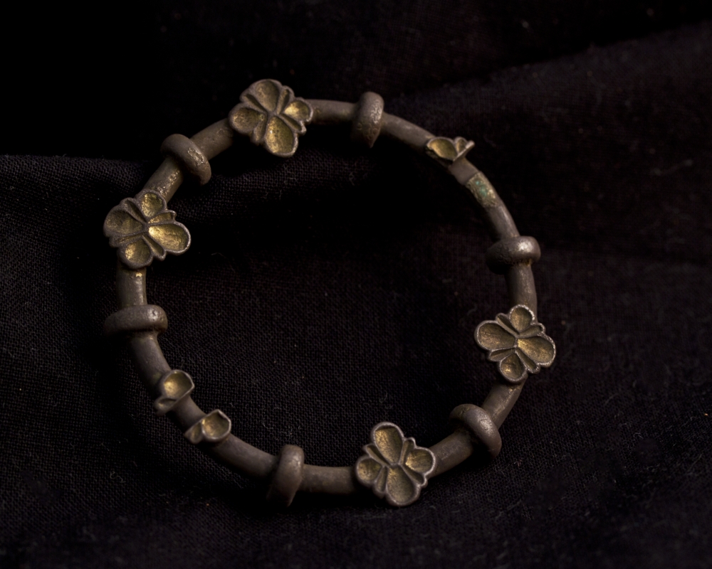 #SiteOfTheWeek

This beautiful medieval brooch was found in #StJohnsTownOfDalry. Made of silver with gilded decorative plaques, it's likely the work of a local goldsmith dating to the 13th or 14th centuries. These brooches could also act as a form of portable bullion.

#LoveDandG