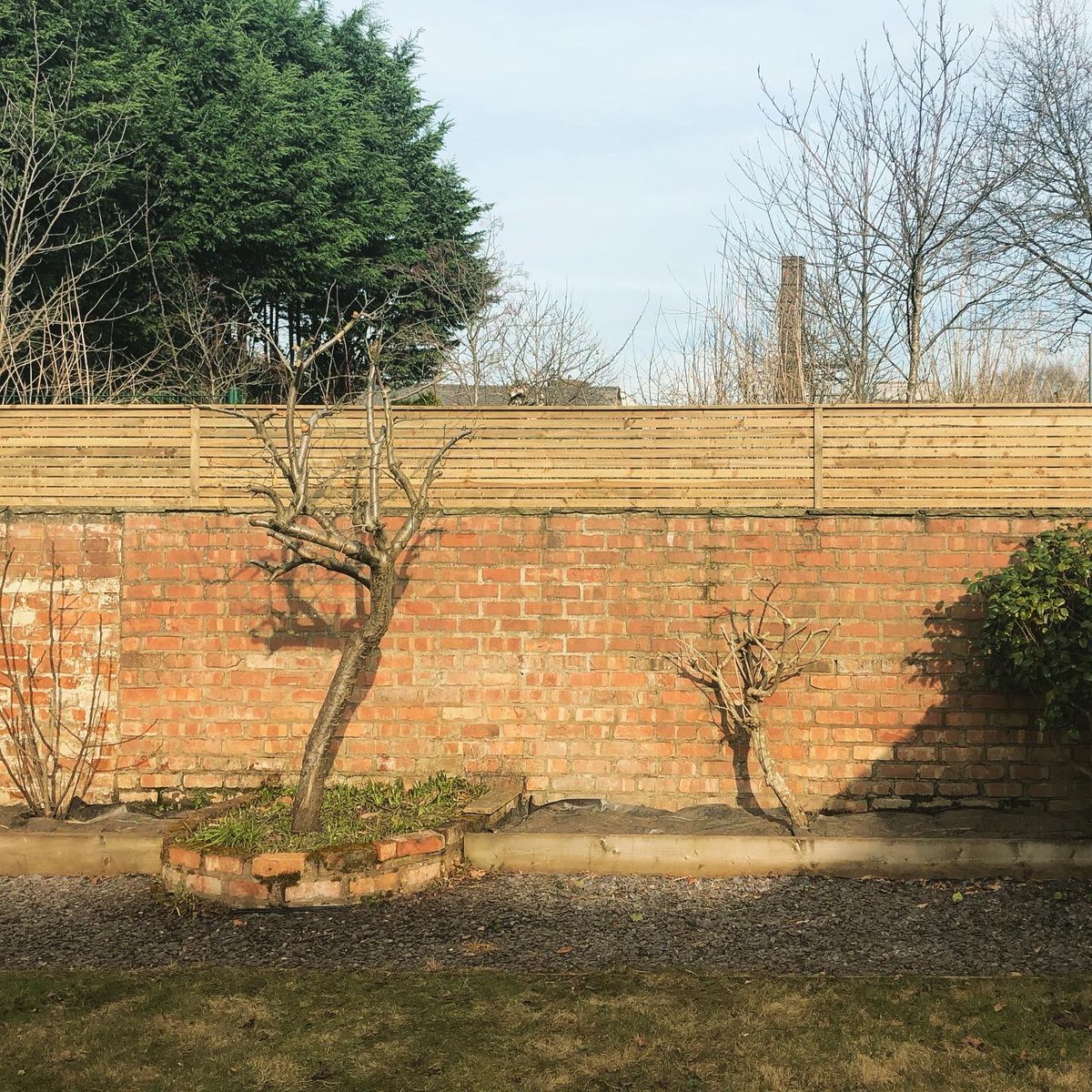 This Venetian Fence we’ve installed on top of this wall - Extra privacy and it looks ace! A superb feature 👌🏼 #tattonfencing #cheshire #fencedesign #garden #gardendesign #home #homedecor #venetianfence #slattedfence #fencebuilding