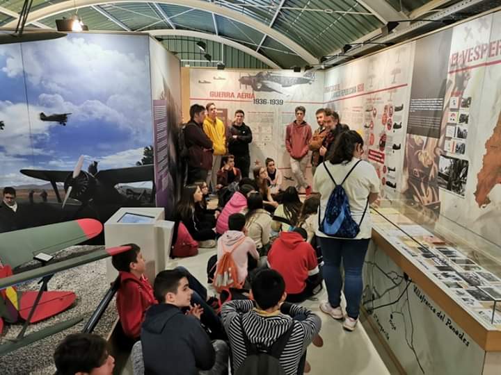 cesub_subirats's tweet photo. Els dies 4 i 5 de febrer els alumnes de 4t d'ESO de @eintermunicipal van descobrir des de l'assignatura d'Història Contemporània. Primer el #ciudeb #ultimadefensadebarcelona, trinxeres recupeades a #elpago passant a #ciarga a #santamargaridaielsmonjos per conèixer els refugis. https://t.co/Ppyq4n8Wjm