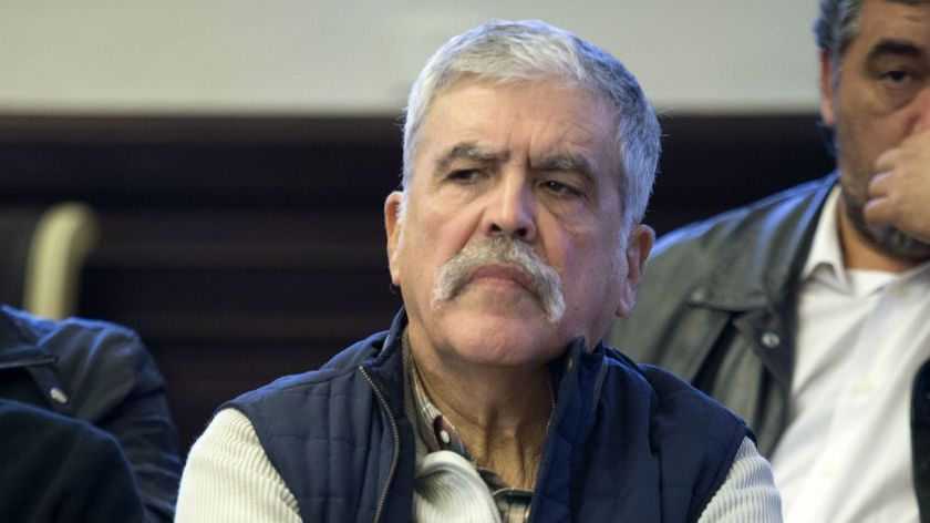 Pajara_12's tweet image. Julio #DeVido sigue victimizandose desde la cárcel y todavía no comprende que los #peronistas y #kirchneristas negociaron su encarcelamiento por la libertad de la jefa de la banda.   

Delincuente #Kirchnerista Rt 🔃
Preso político Fav ♥️