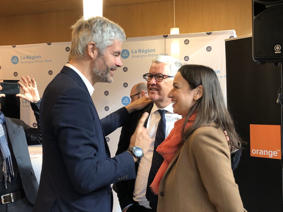 ValerieTherond's tweet photo. A @ClermontFd @laurentwauquiez et @Barre_Jerome félicitent 👏les équipes #orange pour le déploiement efficace de la fibre en #Auvergne (166000 prises) dans le cadre du #rip tout en modernisant les équipements #adsl 💻 https://t.co/ecb59a88qF