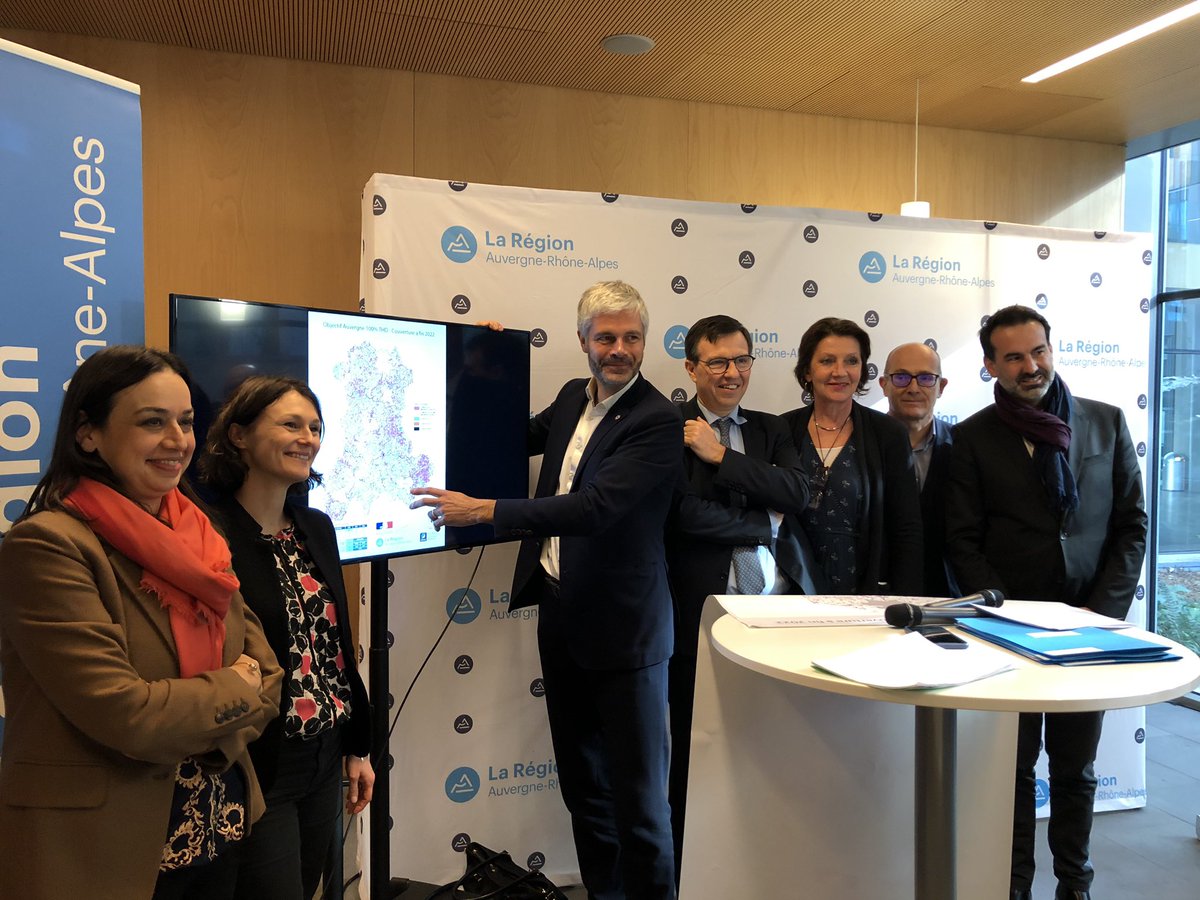 ValerieTherond's tweet photo. A @ClermontFd @laurentwauquiez et @Barre_Jerome félicitent 👏les équipes #orange pour le déploiement efficace de la fibre en #Auvergne (166000 prises) dans le cadre du #rip tout en modernisant les équipements #adsl 💻 https://t.co/ecb59a88qF