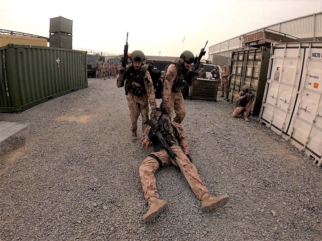 ObranaTweetuje's tweet image. Pět let chránila jednotka „Strážných andělů“ lektory budoucích pilotů a techniků vzdušných sil afghánské armády. Poslední Guardian Angels tvořilo 21 vojáků – např. #22zVL, #31prchbo, #71mpr či #Hradnistráž. Po půl roce se z #mise @ResoluteSupport na základně v Kábulu vrátili domů