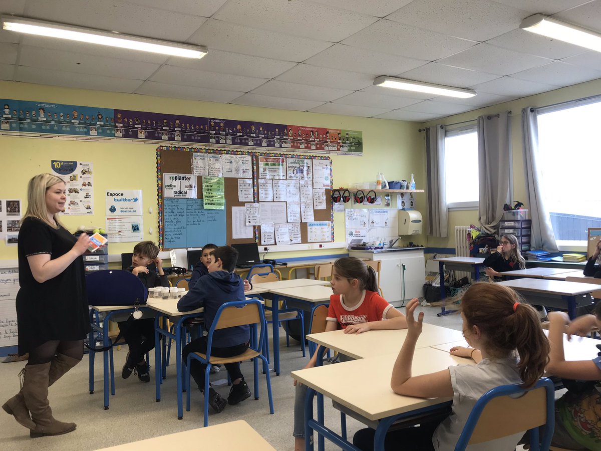 ce2cm_bil's tweet photo. Éléa de communauté de commune est venue dans notre classe pour nous sensibiliser au recyclage des déchets. Nous avons fait 4 ateliers de jeux. https://t.co/OSz6dUyuw1
