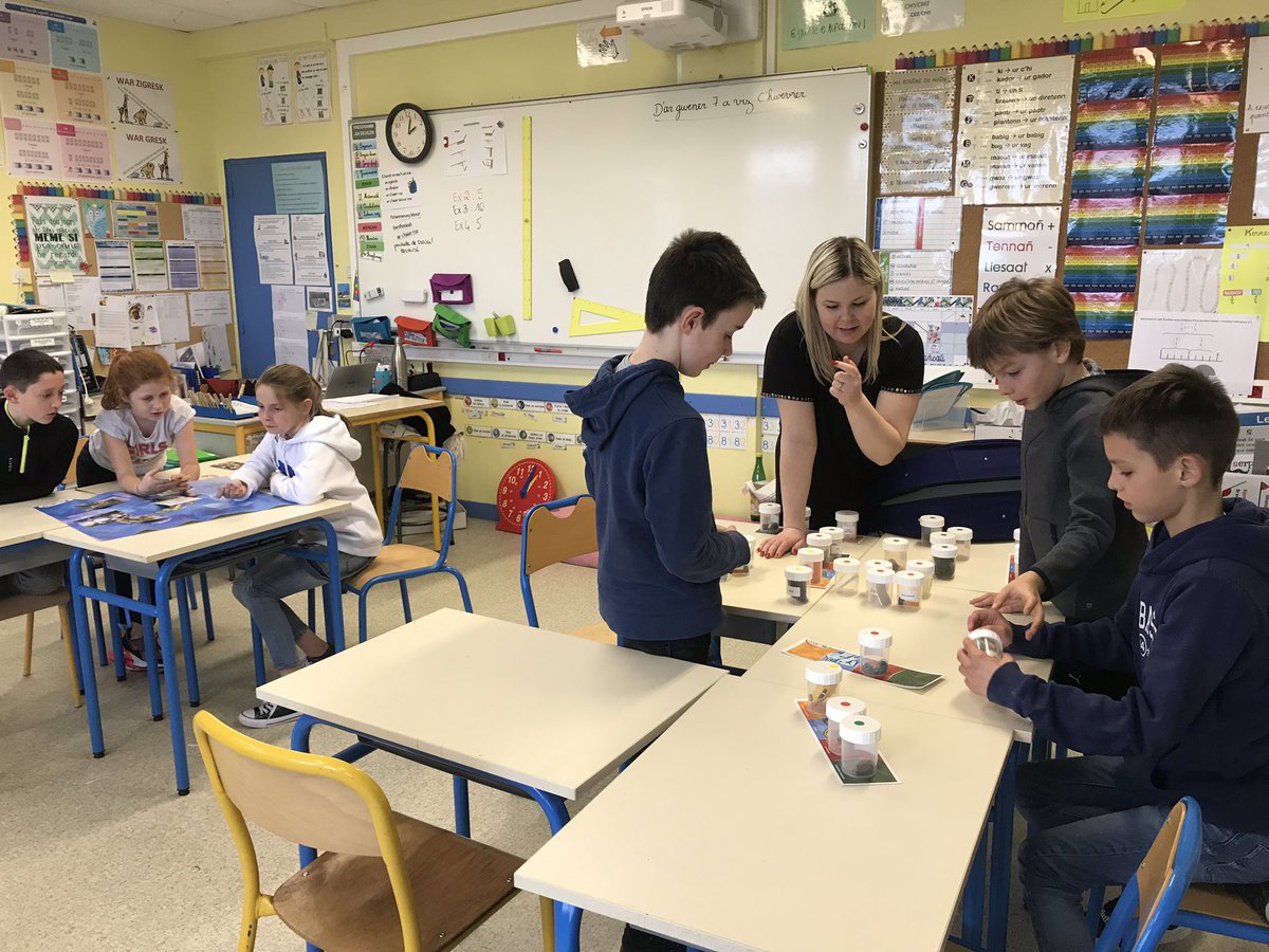 ce2cm_bil's tweet photo. Éléa de communauté de commune est venue dans notre classe pour nous sensibiliser au recyclage des déchets. Nous avons fait 4 ateliers de jeux. https://t.co/OSz6dUyuw1