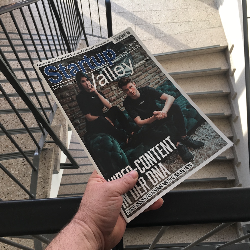 startup_valley's tweet photo. 👉 StartupValley Magazin on tour 👈
⠀
Video-Content in der DNA: 25 MATE-Gründer Kati Karenina und Felix von der Laden
https://t.co/3hQHKhUn5b
⠀
#video #youtube #25mate #spielkind #katikarenina #felixvonderladen 
#magazin #magazine #magazinecover #startupvalley  #photography https://t.co/k8H4bsx6aS