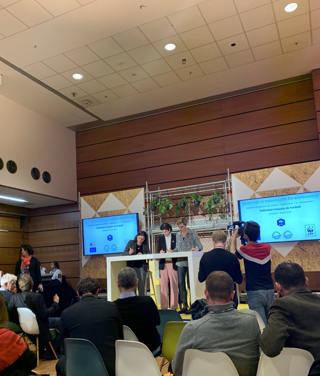 AmandineLeGall's tweet photo. La @FFF signe les chartes des 15 engagements éco-responsables des organisateurs d’événements sportifs et des gestionnaires d’équipements sportifs et s’engage aux côtés de @WWFFrance et du @Sports_gouv #ecoresponsable #sport #football #environment https://t.co/yl2Qa0HGUQ