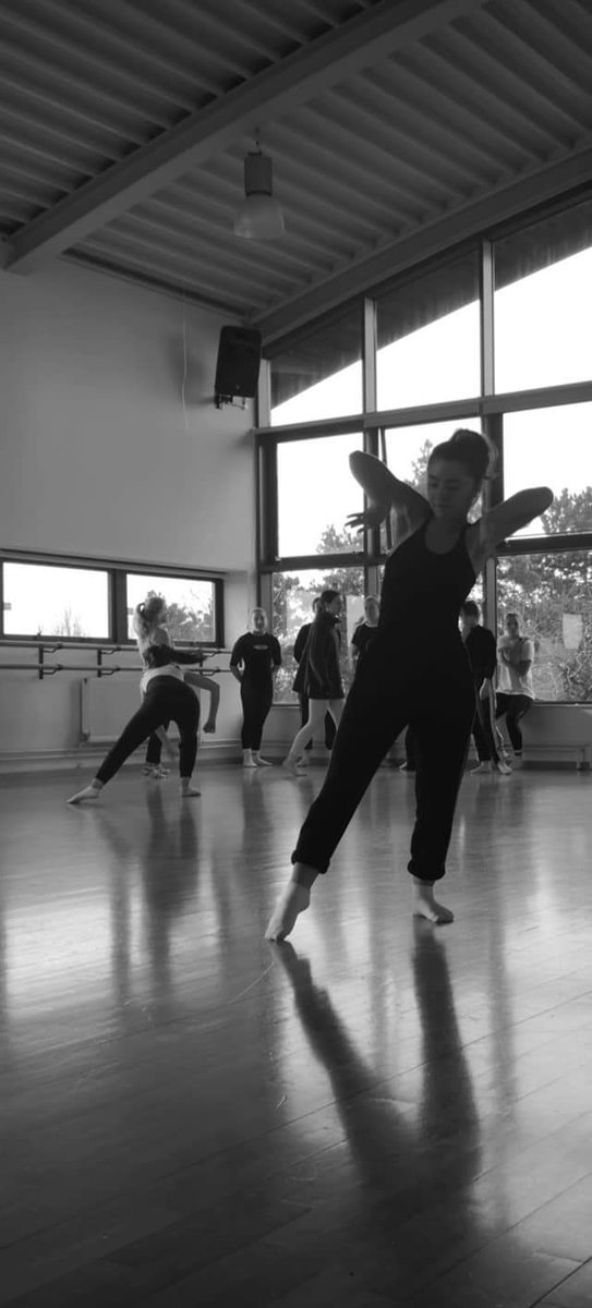 EdgeFWD3rdEdge's tweet photo. Lovely class this week with @Connor_W_R on impro-phrasing, thank you so much for sharing you knowledge and skills with our company. Another brilliant class that was enjoyed by all.
#edgedance #3rdedgedancecompany https://t.co/RbMo8ImS43