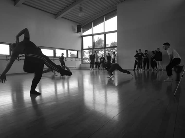 EdgeFWD3rdEdge's tweet photo. Lovely class this week with @Connor_W_R on impro-phrasing, thank you so much for sharing you knowledge and skills with our company. Another brilliant class that was enjoyed by all.
#edgedance #3rdedgedancecompany https://t.co/RbMo8ImS43