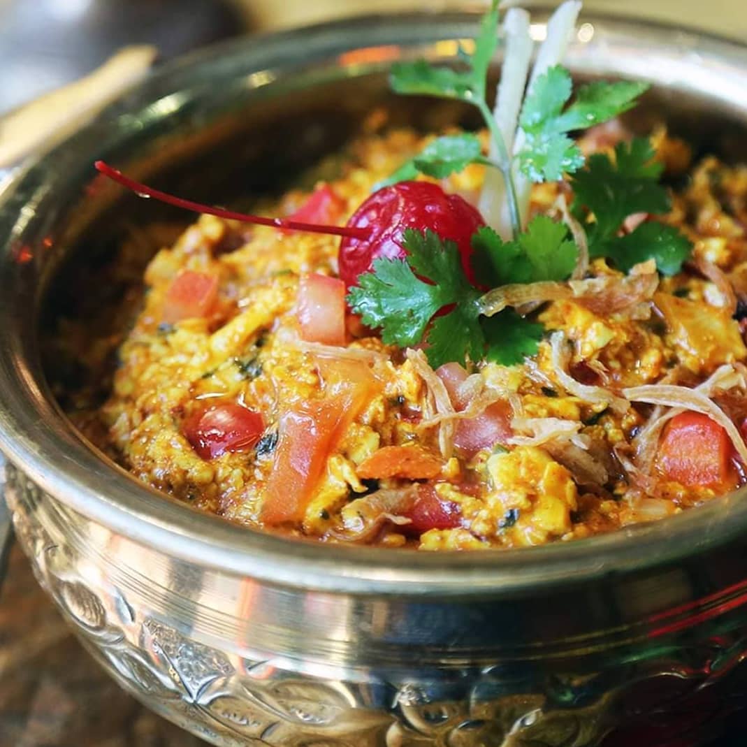 thecraveapp's tweet photo. @bombaychowk has got all the good stuff: dosa, curries, tandoori, biryani and breads, and plates of selections inspired by the north and south of India
#nyceats #nyceeeeeats #nycfoodie #nyfoodie #eatingnyc #newforkcity #chewyorkcity https://t.co/8nEUc2lETO