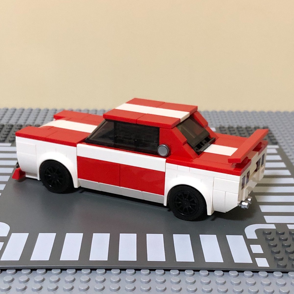 レゴで日産のハコスカGT-Rをワークスカラーで作ってみた♪ 8幅だと思っ 