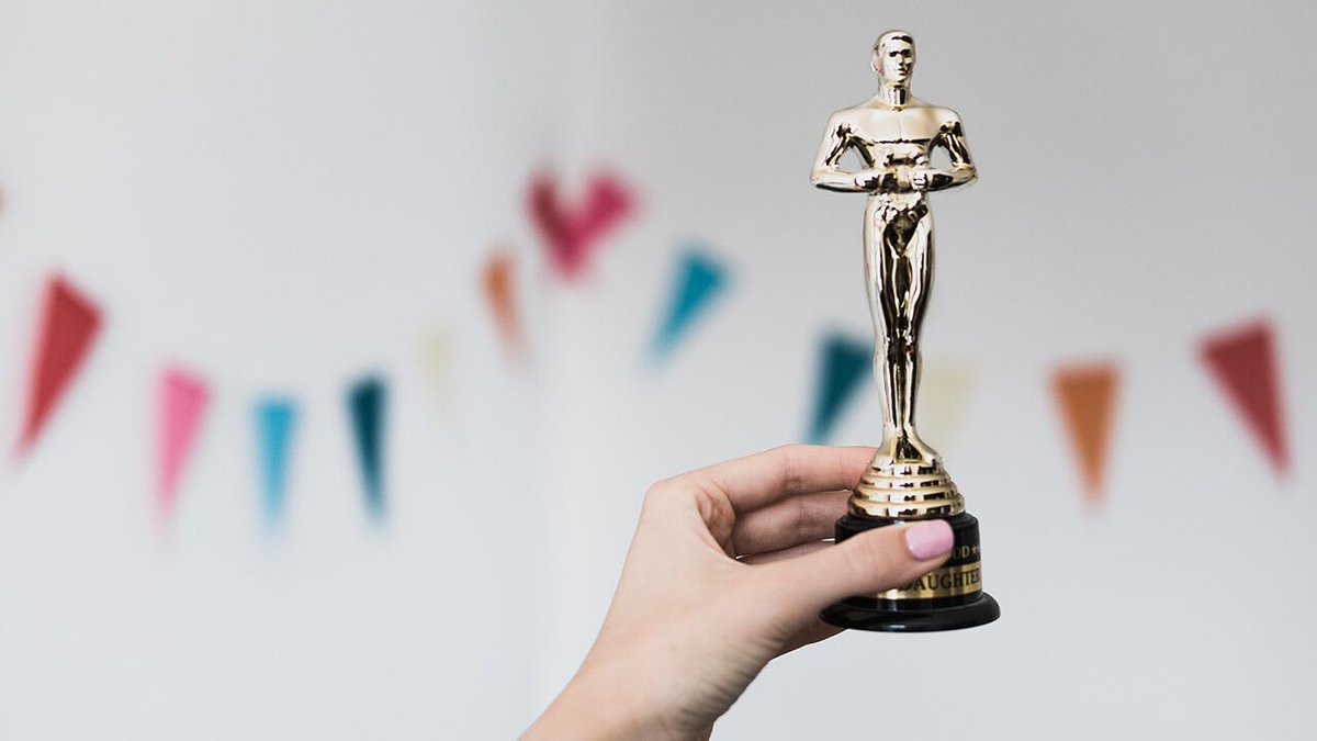 En 2019, el precio medio de un anuncio de 30 segundos en los Oscar fue de 1,98 millones de dólares. Esto es lo que cuesta anunciarse en los #Oscar este año. buff.ly/2H4qE6J