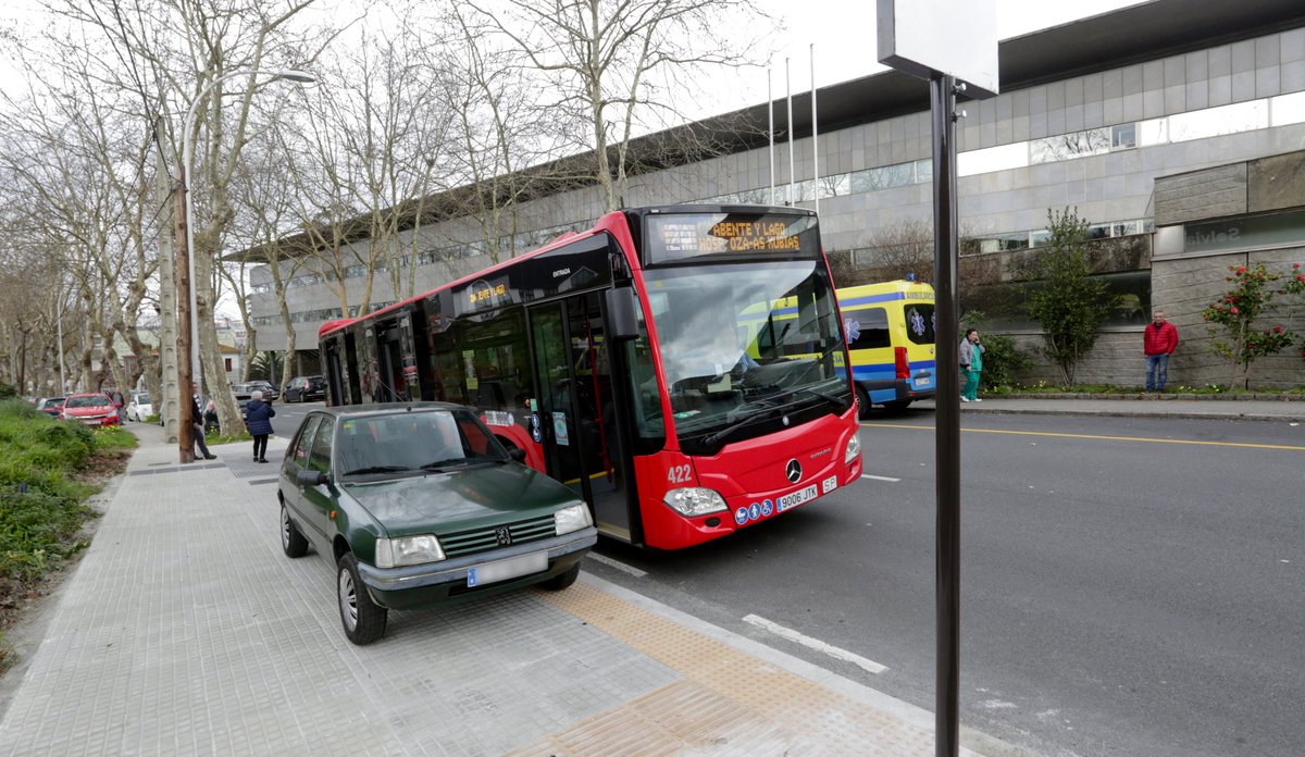 vozcoruna's tweet photo. Tráfico 🚗 | El bus 2A se encontró esta "sorpresa" al llegar a su nueva parada, en el hospital de Oza. Un turismo aparcado encima de la acera donde bajan los usuarios del autobús 😮😡 https://t.co/0fPr0YM8pb